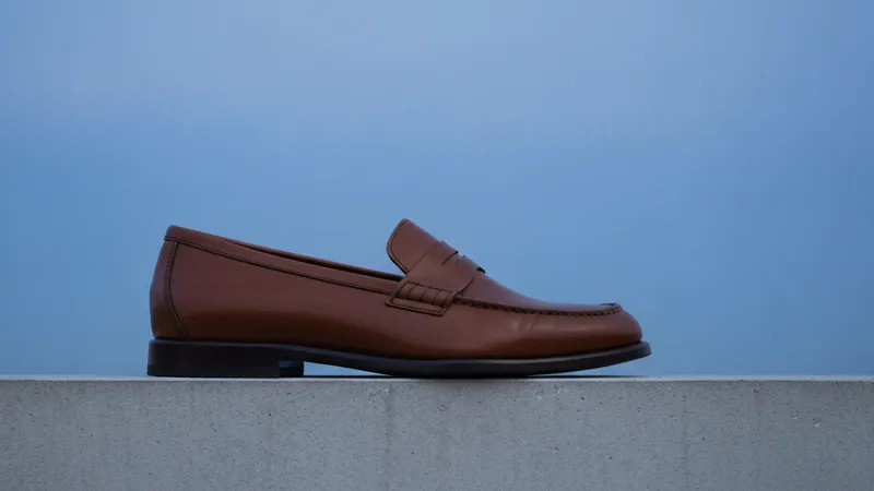 Mocassin homme à pampilles posé sur un parquet
